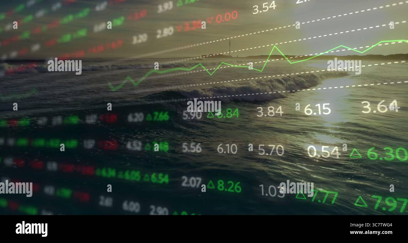 Visualizzazione della sovrapposizione del mercato azionario traslucida che si fonde con onde costiere al crepuscolo, mostrando un grafico a linee Foto Stock