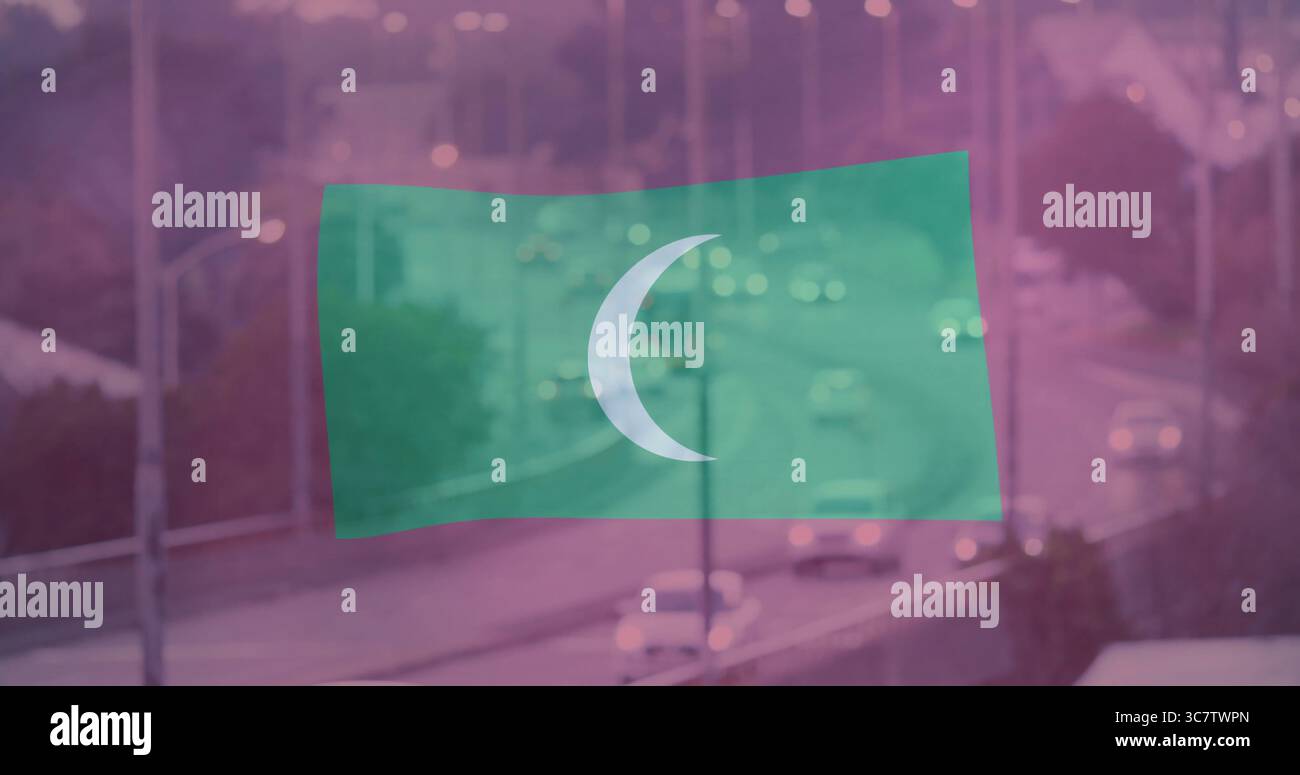 Bandiera verde galleggiante con simbolo bianco della mezzaluna sulla strada al crepuscolo, con barriere di sicurezza e luci per auto Foto Stock