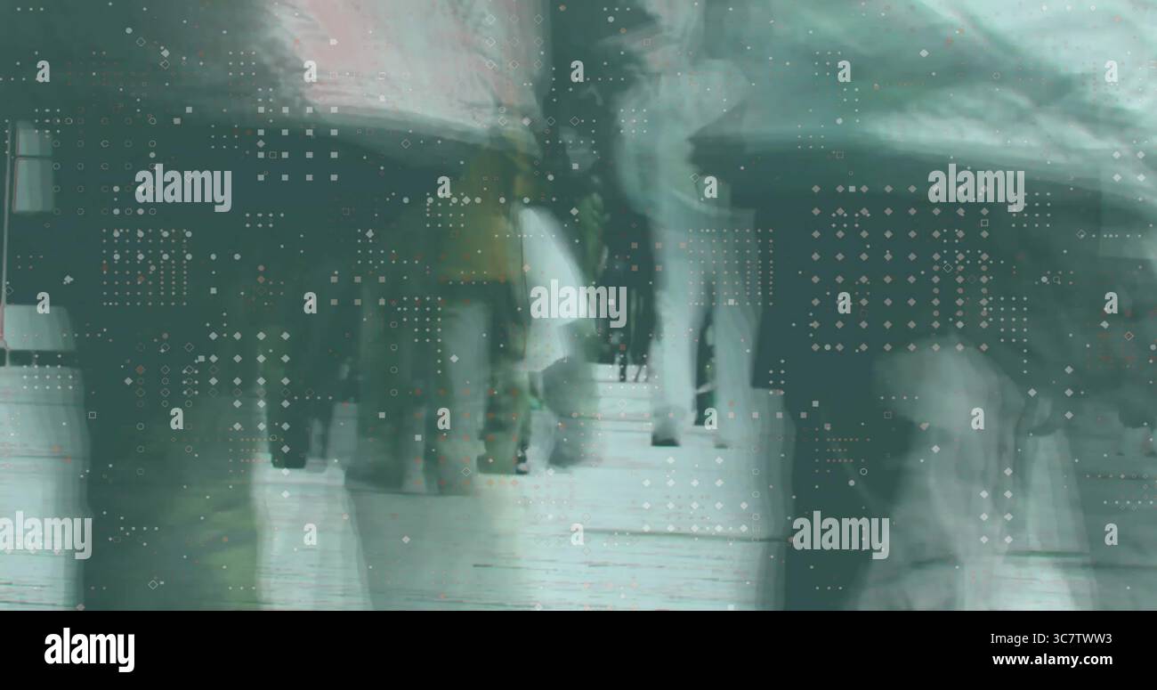 Camminare gambe sfocate indossando stivali e scarpe da ginnastica che si muovono lungo la passeggiata bagnata, con rivestimento antiriflesso Foto Stock