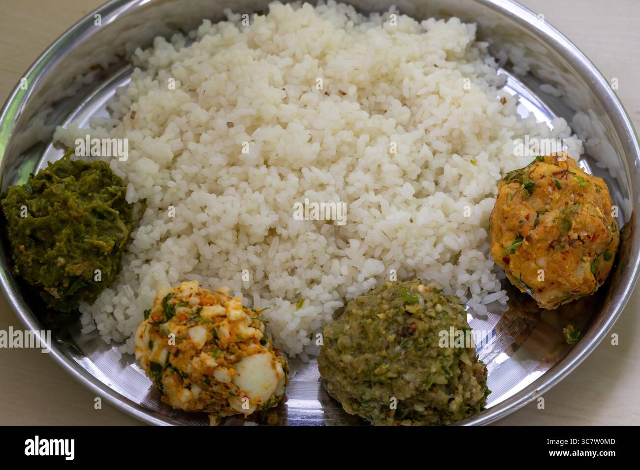 Cibo bengalese tradizionale (bengalese) su un piatto di acciaio. Riso bianco con quattro tipi di Vorta come Aloo Bharta, Egg Bharta, Chepa Shutki Bharta e SH Foto Stock