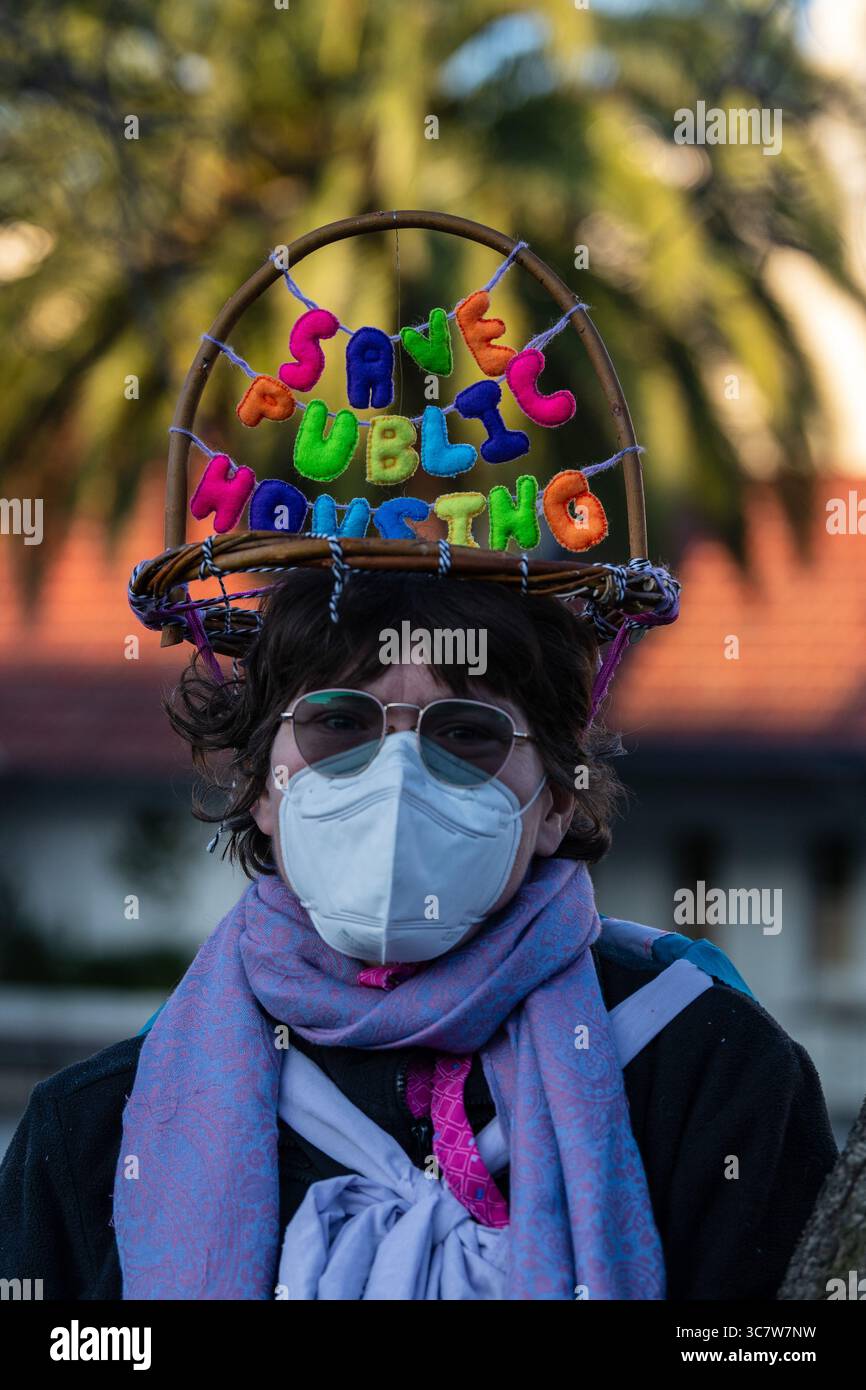 Un manifestante visto con un cappello colorato e fatto da sé che fa riferimento alla campagna di edilizia popolare. I manifestanti si riuniscono al di fuori della Conferenza del Partito Laburista Australiano (ALP) all'ippodromo di Moonee Valley, esprimendo opposizione alle politiche governative federali e statali. La manifestazione richiede il riconoscimento immediato della Palestina, la fine dei legami militari con Israele, la protezione dell'edilizia popolare e la difesa dei diritti dell'unione. Organizzata da gruppi di base tra cui la Free Palestine Coalition Naarm e i sostenitori dell'edilizia popolare, la protesta condanna anche le leggi anti-protesta e le morti indigene in custodia. Gli attivisti urgono Foto Stock