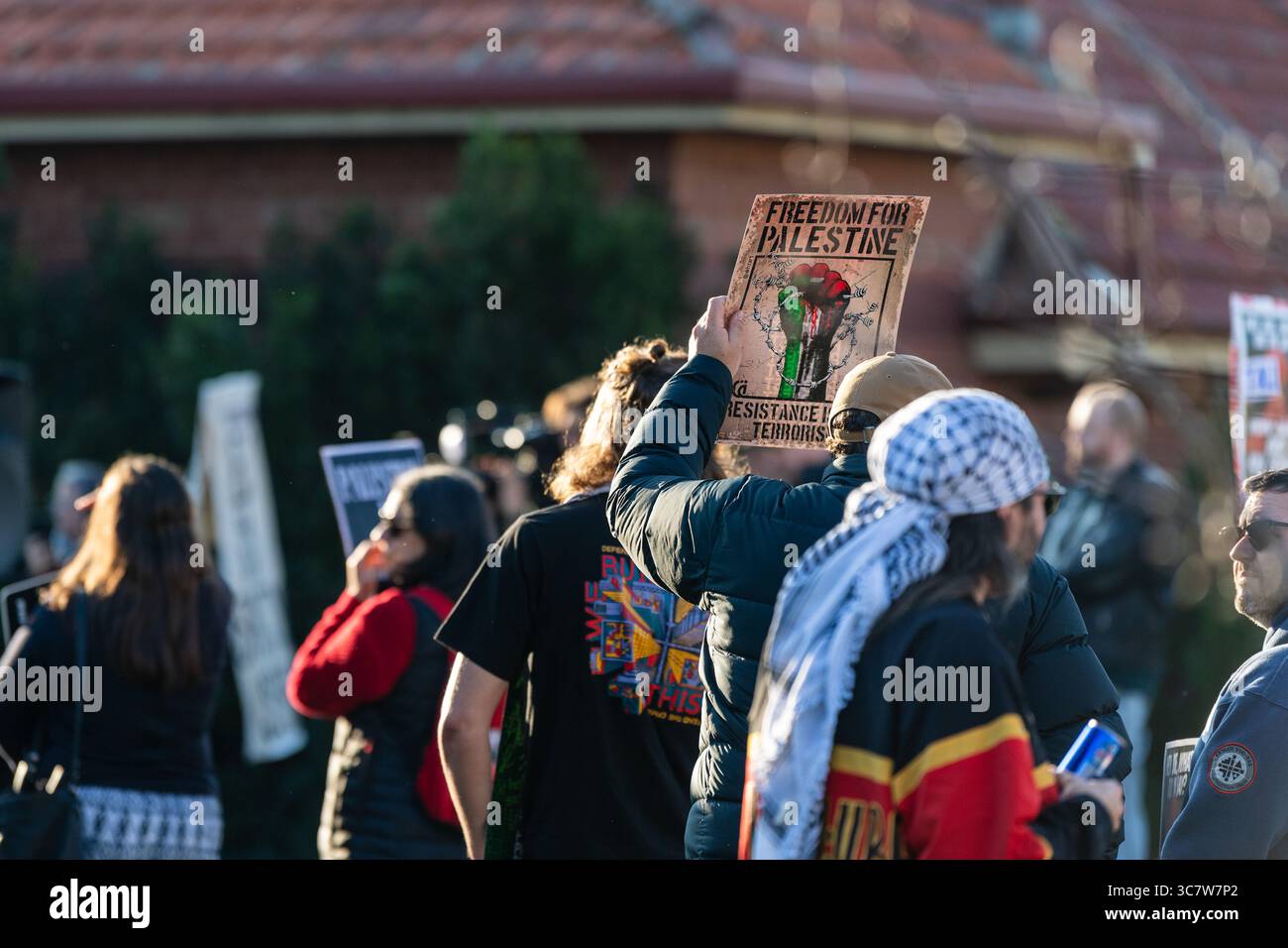 I manifestanti si riuniscono vicino alla sede della conferenza ALP con una persona in possesso di un cartello con la scritta "Palestina libera. I manifestanti si riuniscono al di fuori della Conferenza del Partito Laburista Australiano (ALP) all'ippodromo di Moonee Valley, esprimendo opposizione alle politiche governative federali e statali. La manifestazione richiede il riconoscimento immediato della Palestina, la fine dei legami militari con Israele, la protezione dell'edilizia popolare e la difesa dei diritti dell'unione. Organizzata da gruppi di base tra cui la Free Palestine Coalition Naarm e i sostenitori dell'edilizia popolare, la protesta condanna anche le leggi anti-protesta e le morti indigene in custo Foto Stock