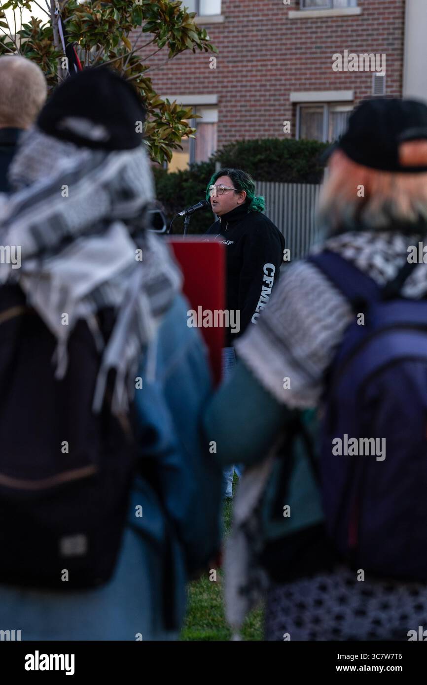 Un delegato della CFMEU parla alla piccola folla durante una protesta al di fuori della conferenza ALP. I manifestanti si riuniscono al di fuori della Conferenza del Partito Laburista Australiano (ALP) all'ippodromo di Moonee Valley, esprimendo opposizione alle politiche governative federali e statali. La manifestazione richiede il riconoscimento immediato della Palestina, la fine dei legami militari con Israele, la protezione dell'edilizia popolare e la difesa dei diritti dell'unione. Organizzata da gruppi di base tra cui la Free Palestine Coalition Naarm e i sostenitori dell'edilizia popolare, la protesta condanna anche le leggi anti-protesta e le morti indigene in custodia. Gli attivisti sollecitano Foto Stock
