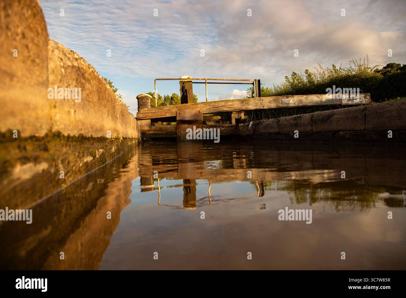 Cancello di Canal Lock sul canale Shropshire Union,. Inghilterra, alla luce del sole. Concetto di vacanza sulle vie navigabili interne. Foto Stock