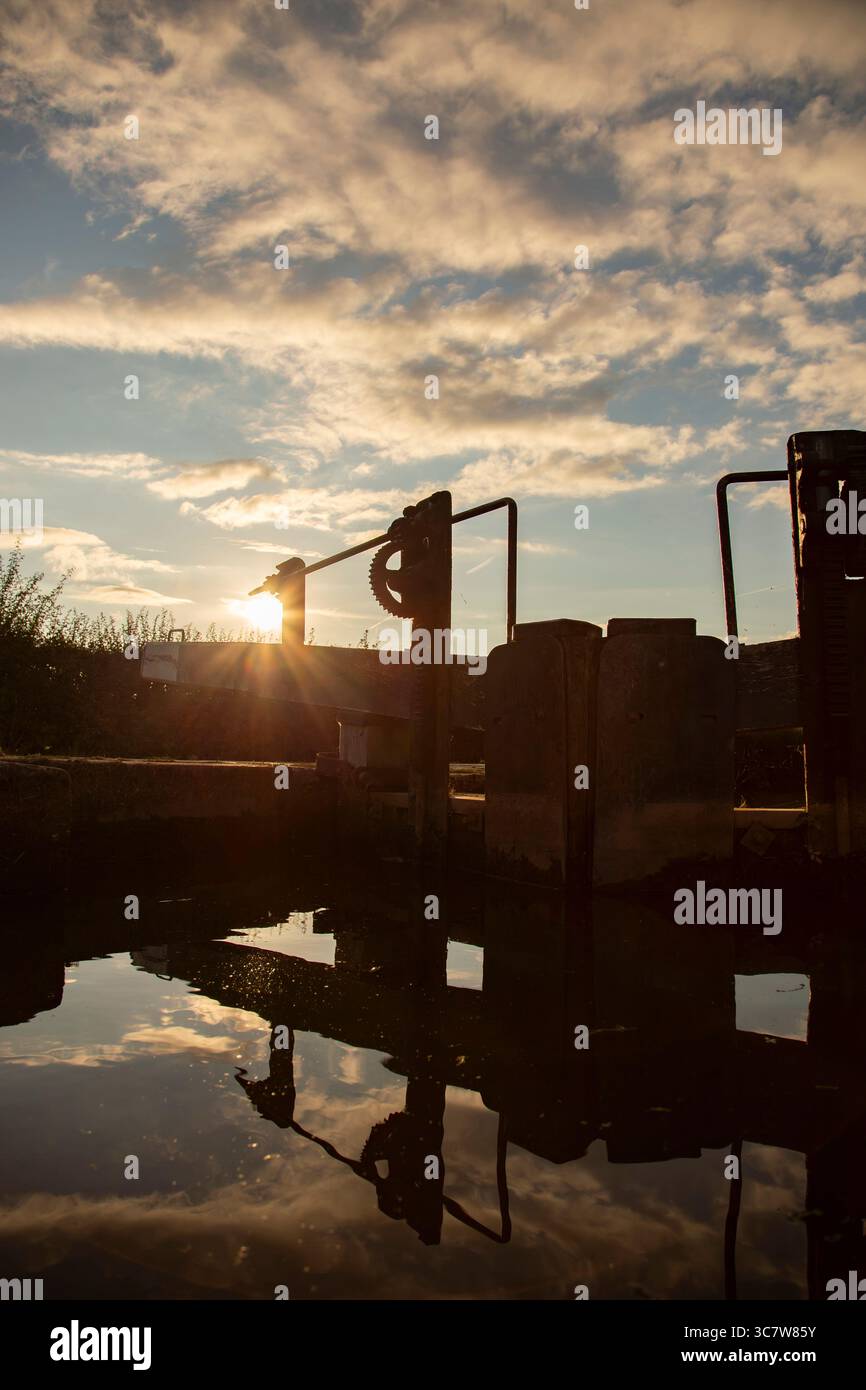 Cancello di Canal Lock sul canale Shropshire Union,. Inghilterra, alla luce del sole. Concetto di vacanza sulle vie navigabili interne. Foto Stock