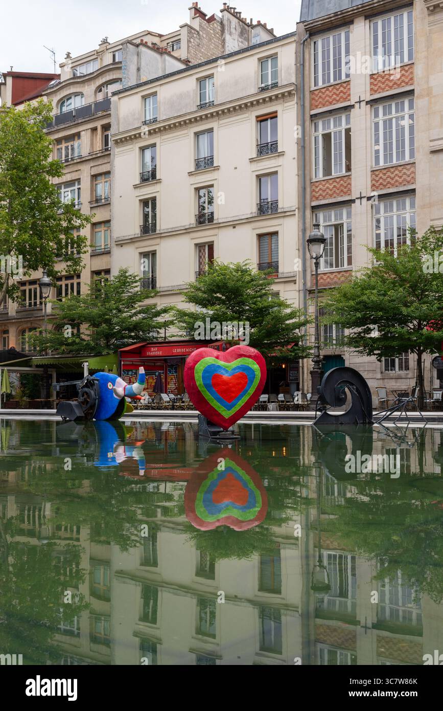 La Fontana Stravinsky creata nel 1983 dagli scultori Jean Tinguely e Niki de Saint Phalle, situata in Place Stravinsky nel IV arrondissement Foto Stock