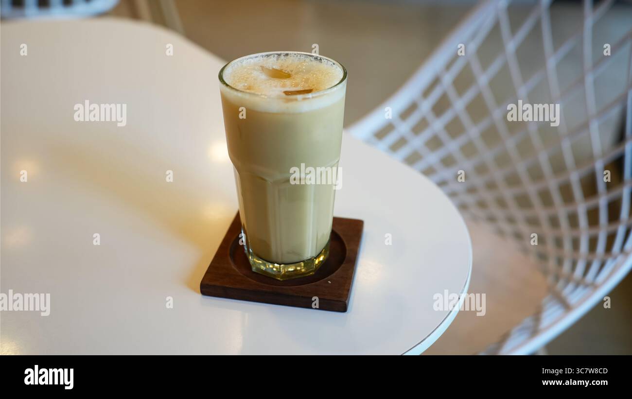 Tè al latte freddo in una caffetteria Foto Stock