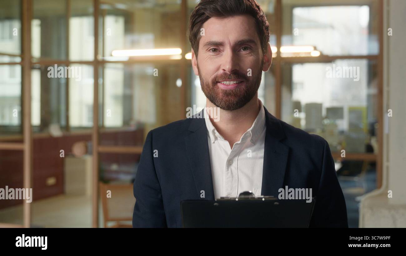 Uomo d'affari professionista avvocato agente immobiliare uomo d'affari premuroso che legge documento accordo firma contratto in ufficio assicurazione bancaria aziendale Foto Stock