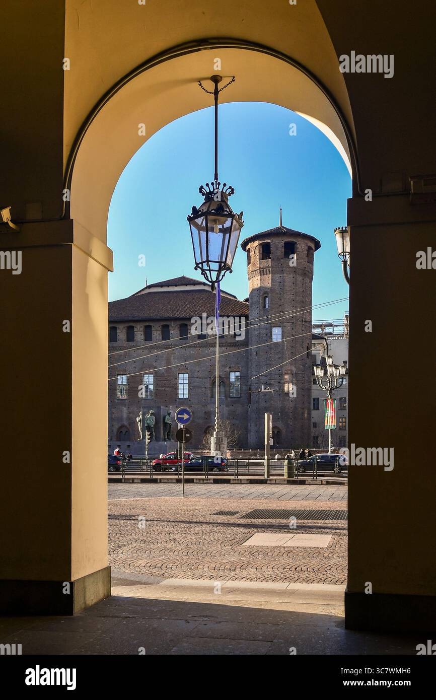 Palazzo Madama e Casaforte degli Acaja (patrimonio dell'umanità dell'UNESCO) visti dai portici di Piazza Castello, Torino, Piemonte, Italia Foto Stock