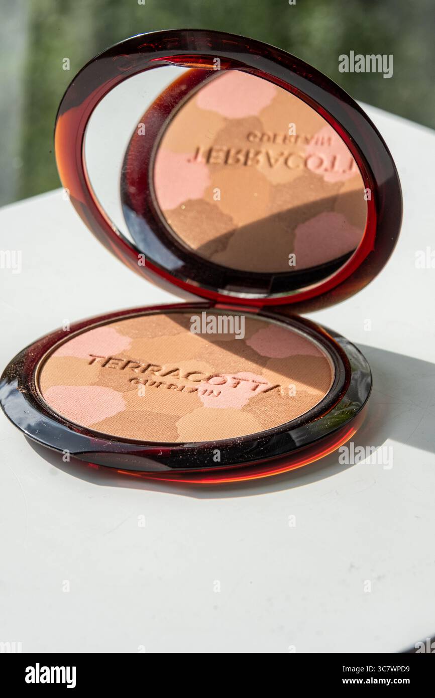 Riga, Lettonia - 2 agosto 2025: Il bronzer Guerlain Terracotta compatto presenta uno specchio e tonalità vivaci, perfetto per l'applicazione di trucco su un bianco pulito Foto Stock