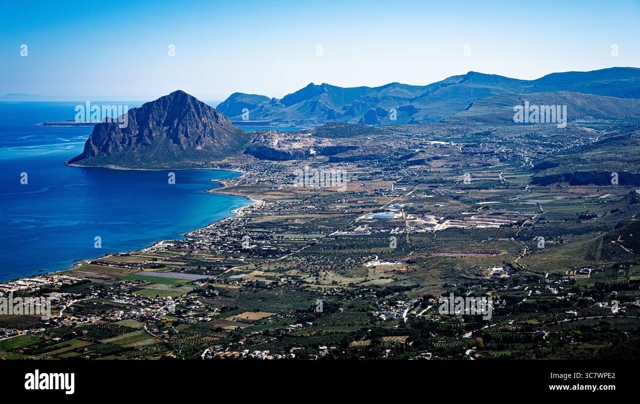 Foto che guarda in basso su Trapani, Italia, con il sole che si alza sulle montagne. Foto Stock