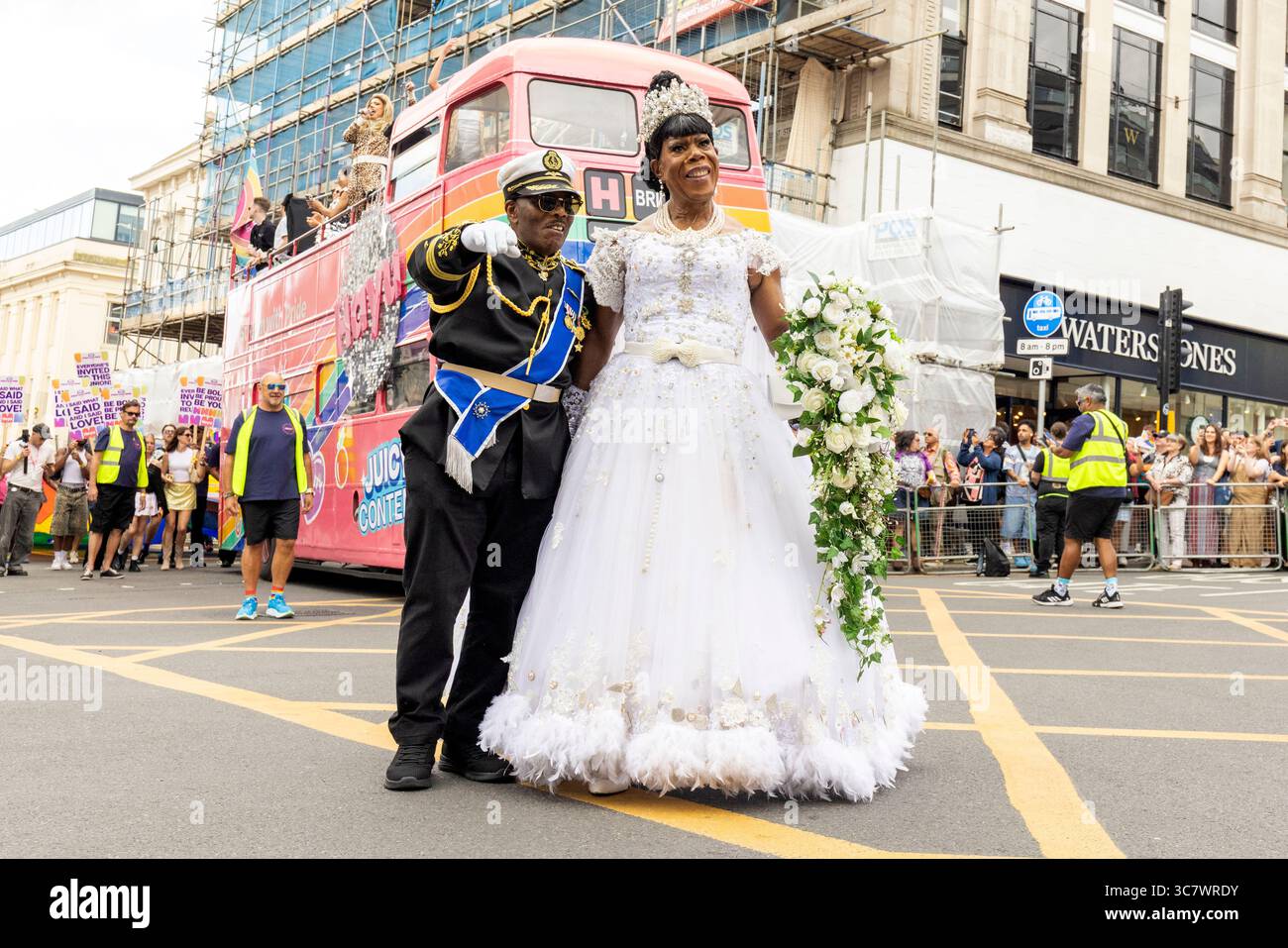 Brighton, città di Brighton & Hove, East Sussex, Regno Unito. Brighton Pride 2025 Parade, dove migliaia di sostenitori hanno applaudito lungo il percorso. 2 agosto 2025 David Smith/Alamy Foto Stock