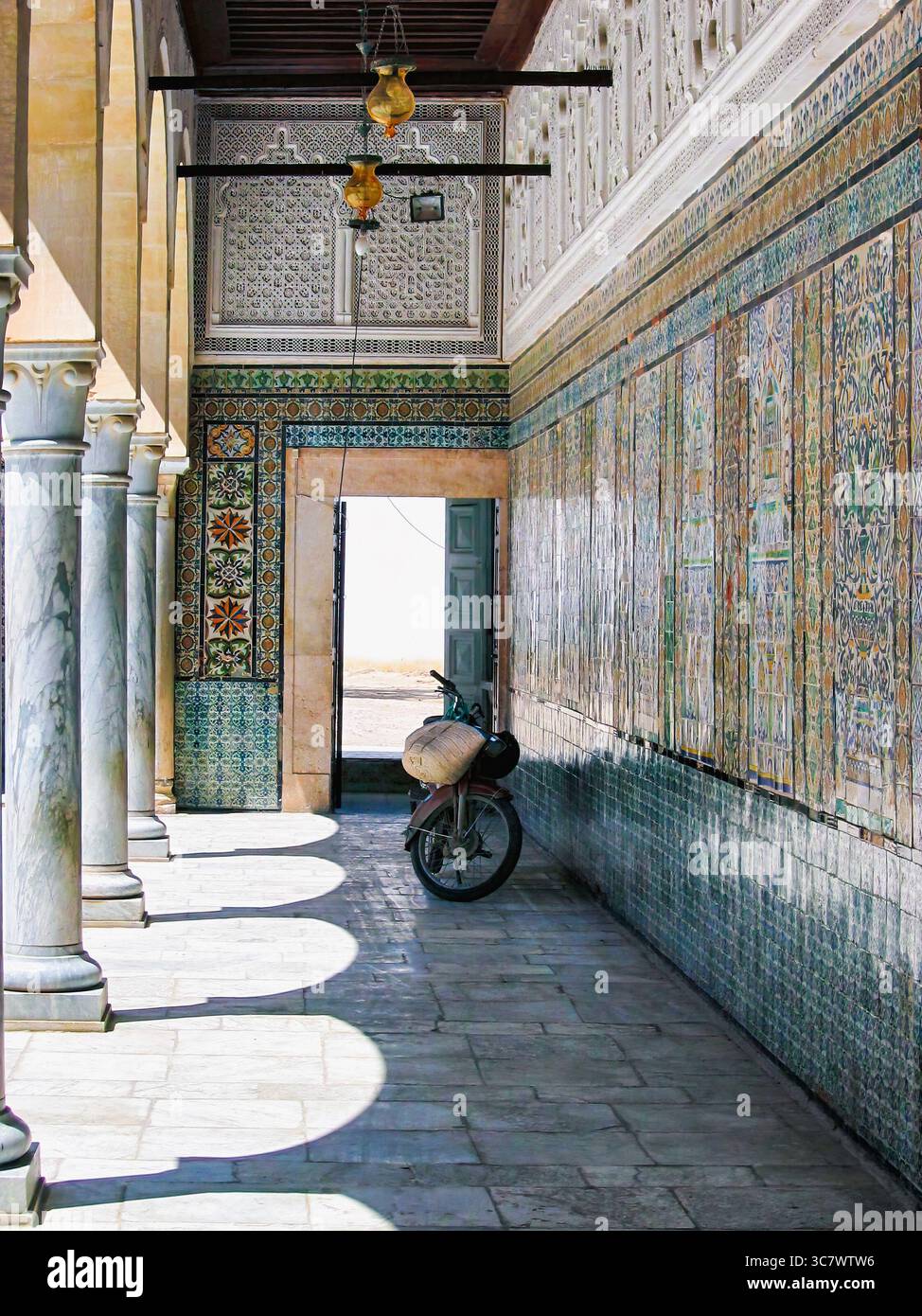 Interni tradizionali che presentano intricati muri in piastrelle a mosaico, eleganti stucchi intagliati e maestose colonne in marmo, creando un tranquillo e storico ambi Foto Stock