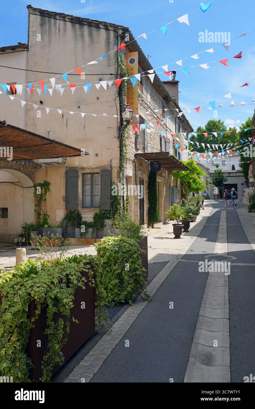 SAINT-REMY-DE-PROVENCE, FRANCIA - 18 MAGGIO 2025 - Vista sulla strada della tradizionale città provenzale di St Remy de Provence, Francia, nelle Alpilles. Foto Stock