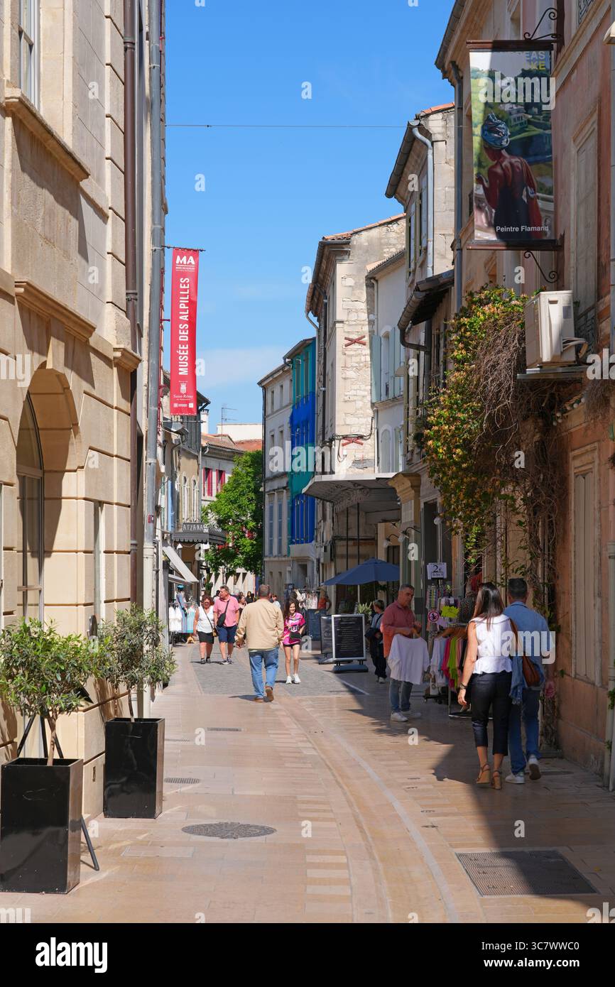 SAINT-REMY-DE-PROVENCE, FRANCIA - 18 MAGGIO 2025 - Vista sulla strada della tradizionale città provenzale di St Remy de Provence, Francia, nelle Alpilles. Foto Stock