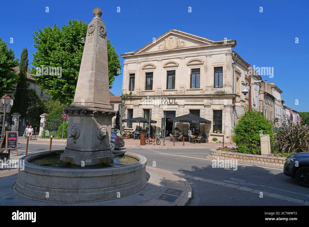 SAINT-REMY-DE-PROVENCE, FRANCIA - 18 MAGGIO 2025 - Vista sulla strada della tradizionale città provenzale di St Remy de Provence, Francia, nelle Alpilles. Foto Stock