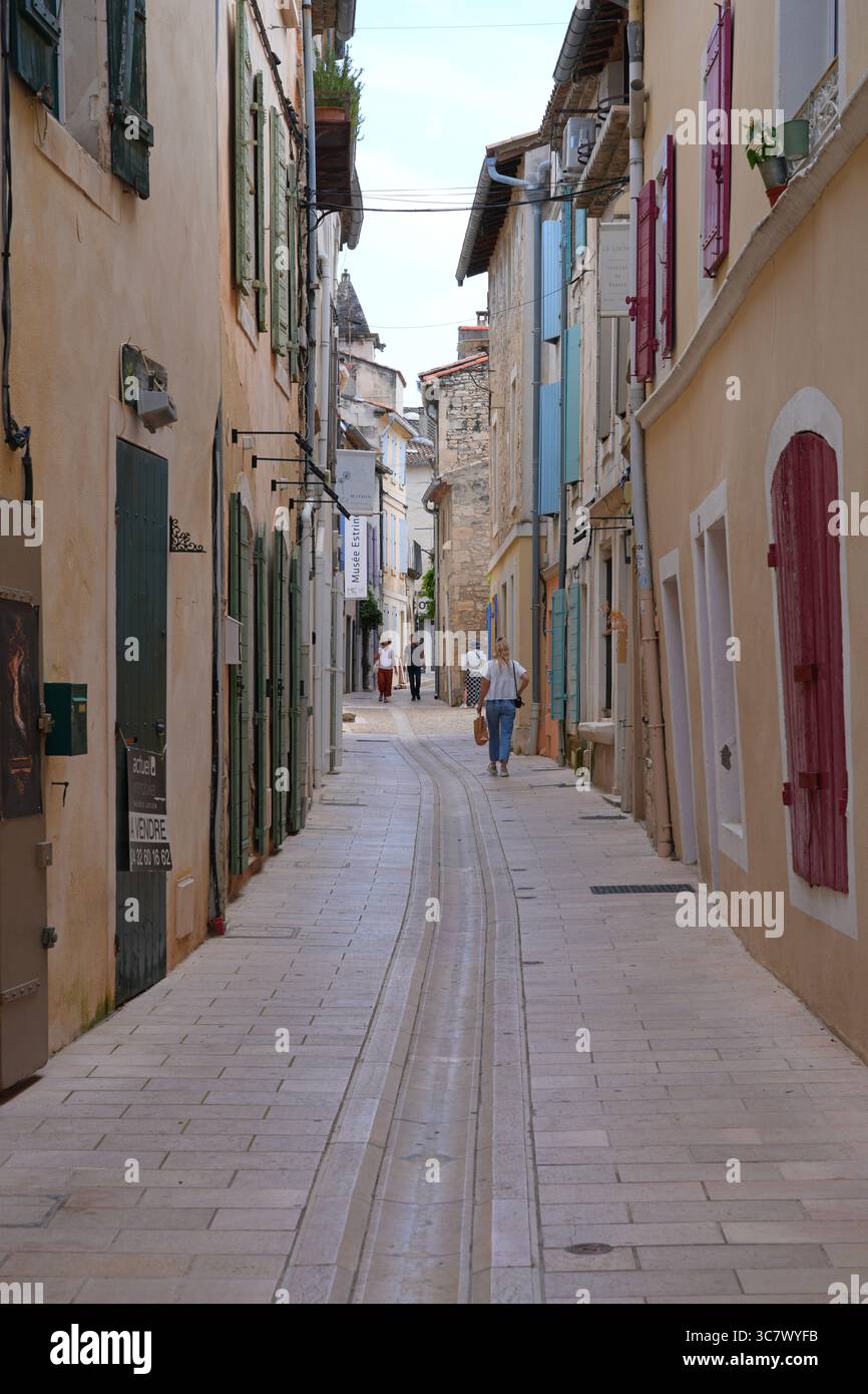 SAINT-REMY-DE-PROVENCE, FRANCIA - 18 MAGGIO 2025 - Vista sulla strada della tradizionale città provenzale di St Remy de Provence, Francia, nelle Alpilles. Foto Stock