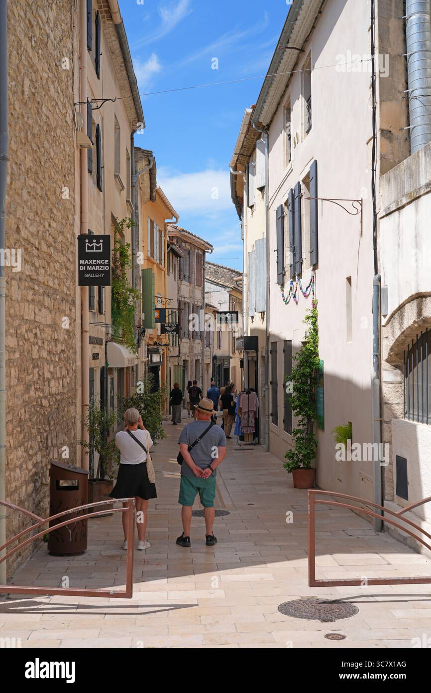 SAINT-REMY-DE-PROVENCE, FRANCIA - 18 MAGGIO 2025 - Vista sulla strada della tradizionale città provenzale di St Remy de Provence, Francia, nelle Alpilles. Foto Stock