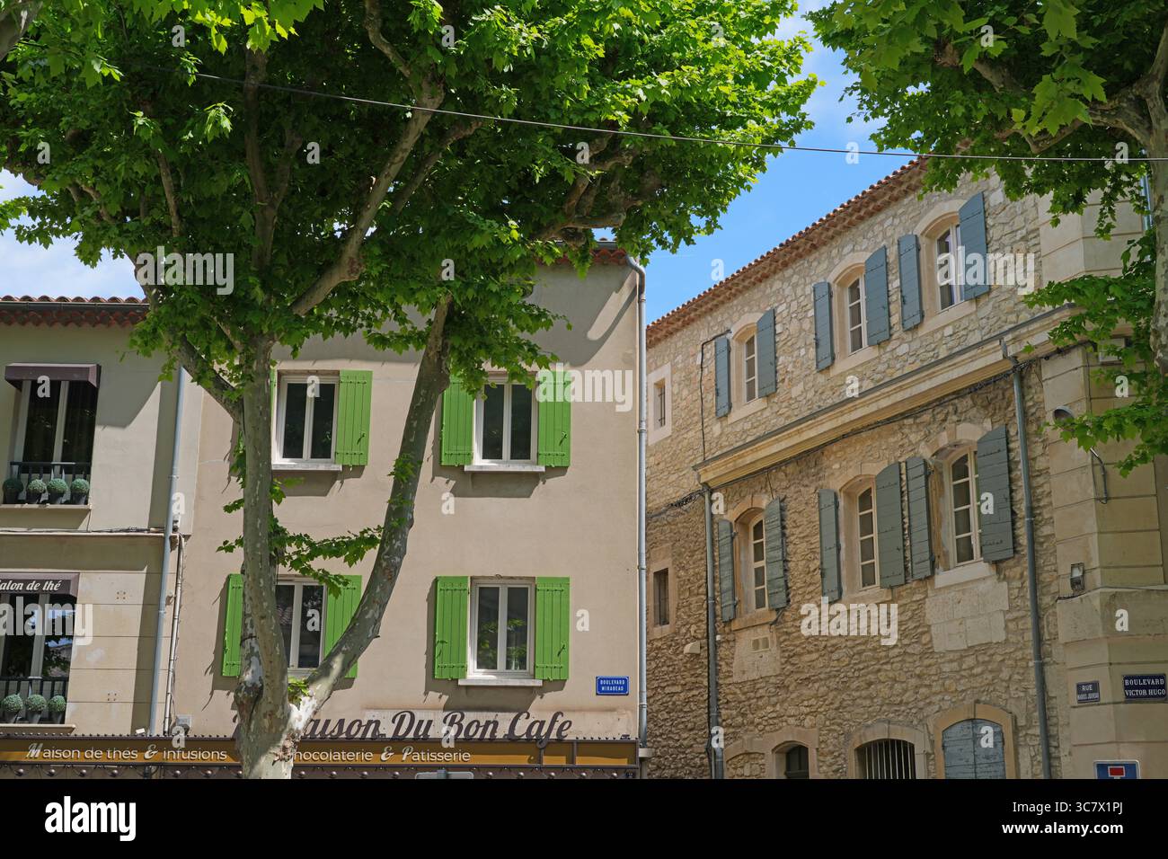 SAINT-REMY-DE-PROVENCE, FRANCIA - 18 MAGGIO 2025 - Vista sulla strada della tradizionale città provenzale di St Remy de Provence, Francia, nelle Alpilles. Foto Stock