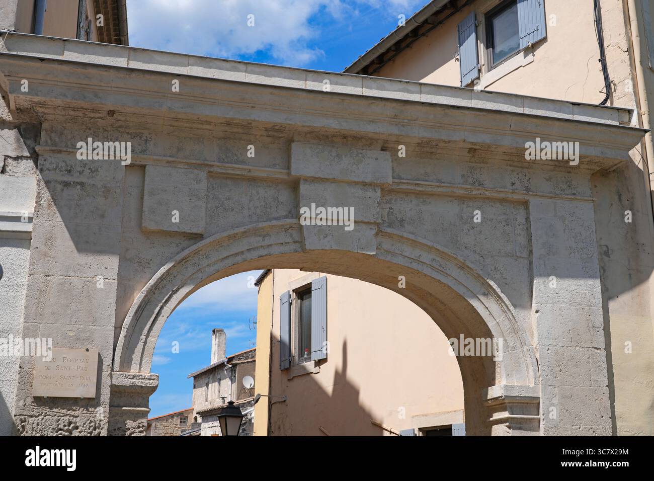 SAINT-REMY-DE-PROVENCE, FRANCIA - 18 MAGGIO 2025 - Vista sulla strada della tradizionale città provenzale di St Remy de Provence, Francia, nelle Alpilles. Foto Stock
