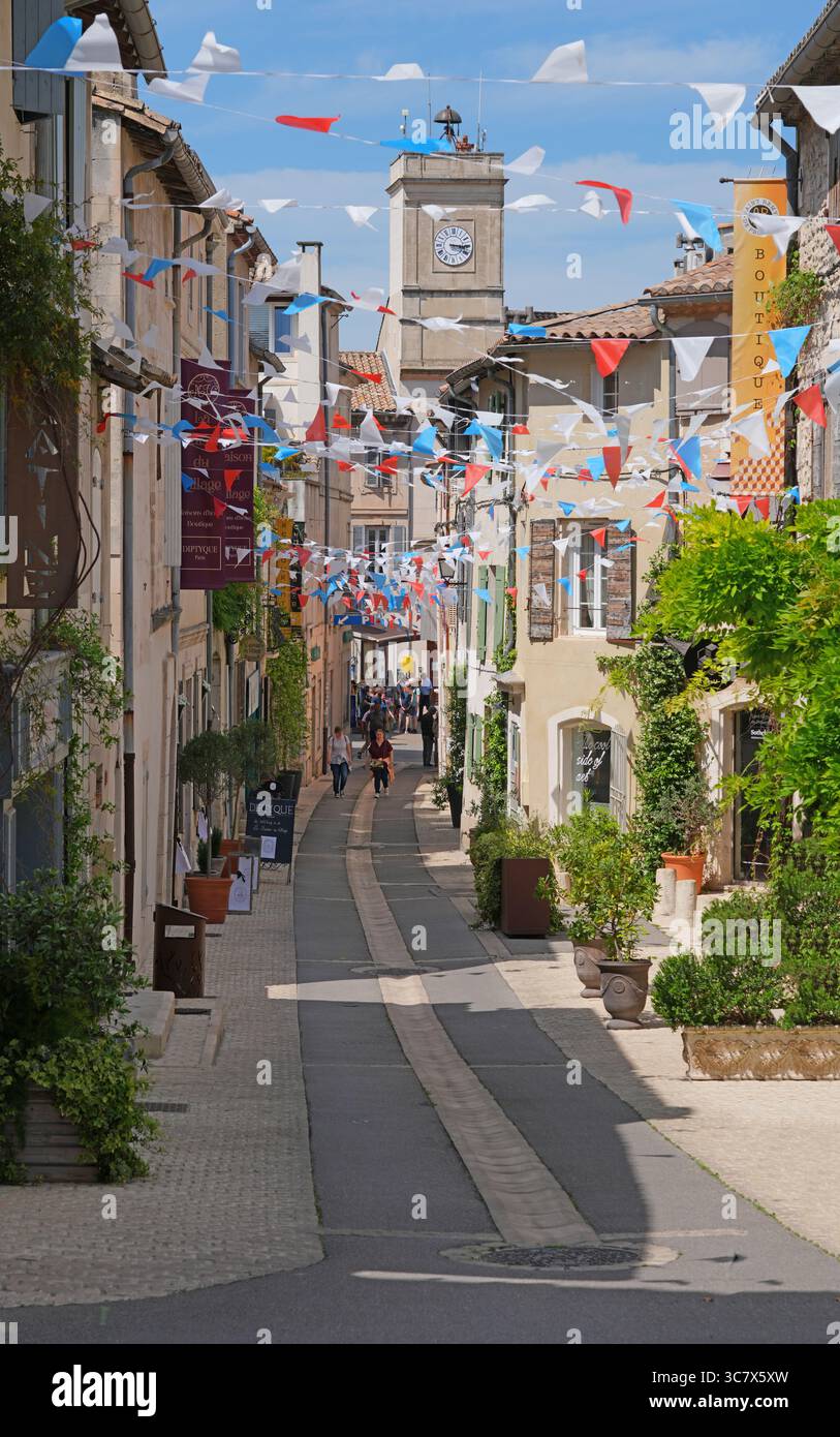 SAINT-REMY-DE-PROVENCE, FRANCIA - 18 MAGGIO 2025 - Vista sulla strada della tradizionale città provenzale di St Remy de Provence, Francia, nelle Alpilles. Foto Stock