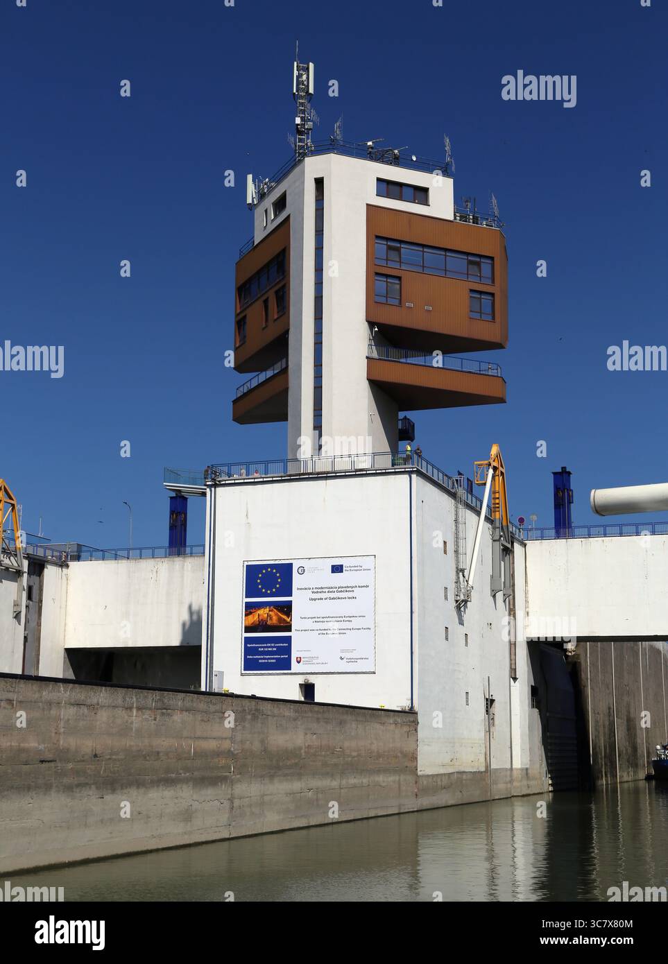 La diga di Gabčíkovo è una grande diga e centrale idroelettrica sul Danubio situata nel sud-ovest della Slovacchia vicino al confine ungherese Foto Stock