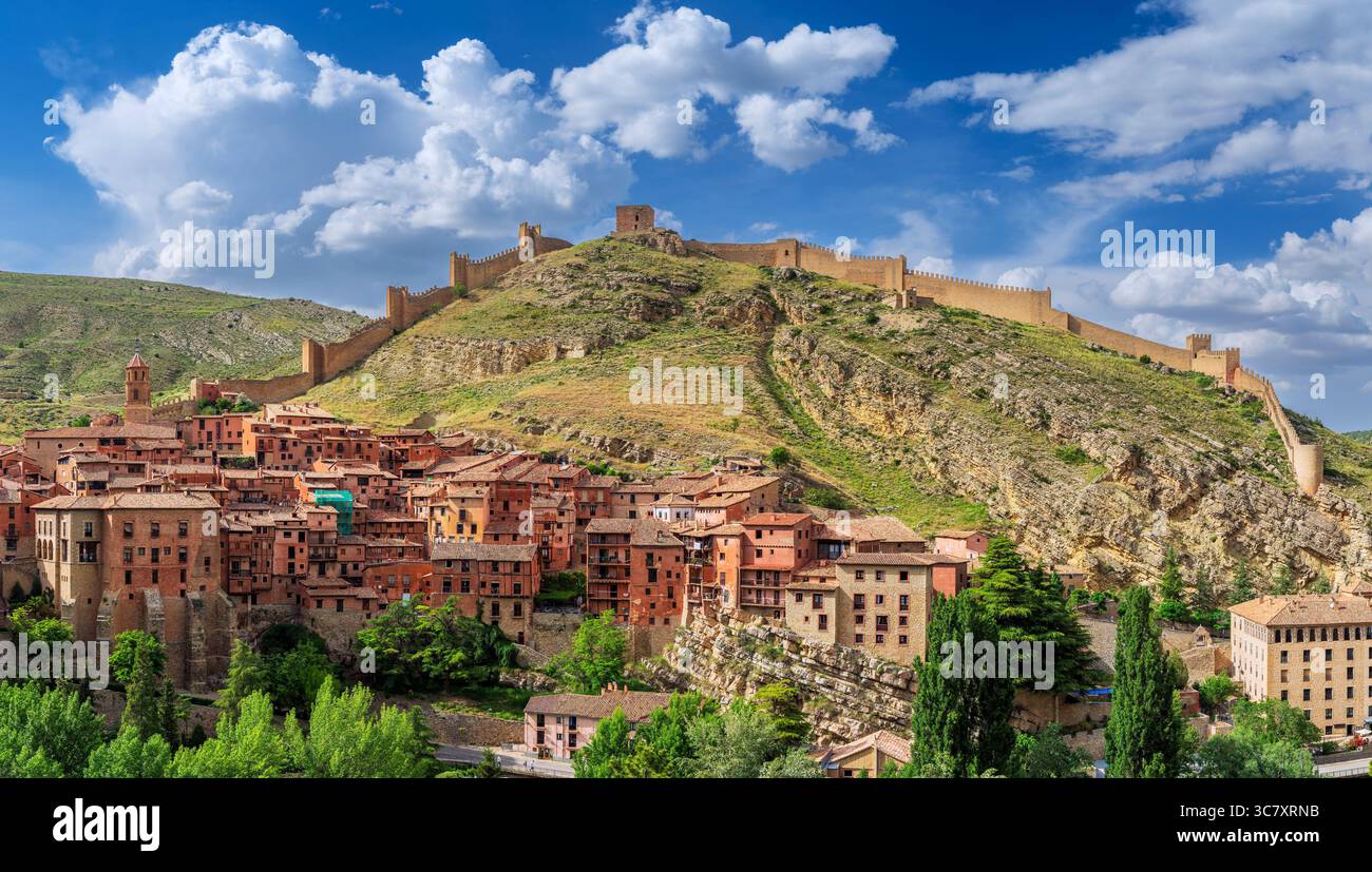 Vista panoramica della città vecchia con le sue mura arabe, Albarracin, Aragona, Spagna Foto Stock
