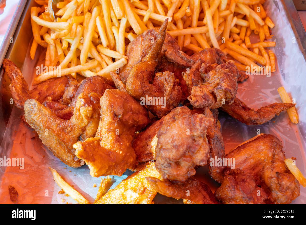 ali di pollo fritte con petali di crisantemo Foto Stock