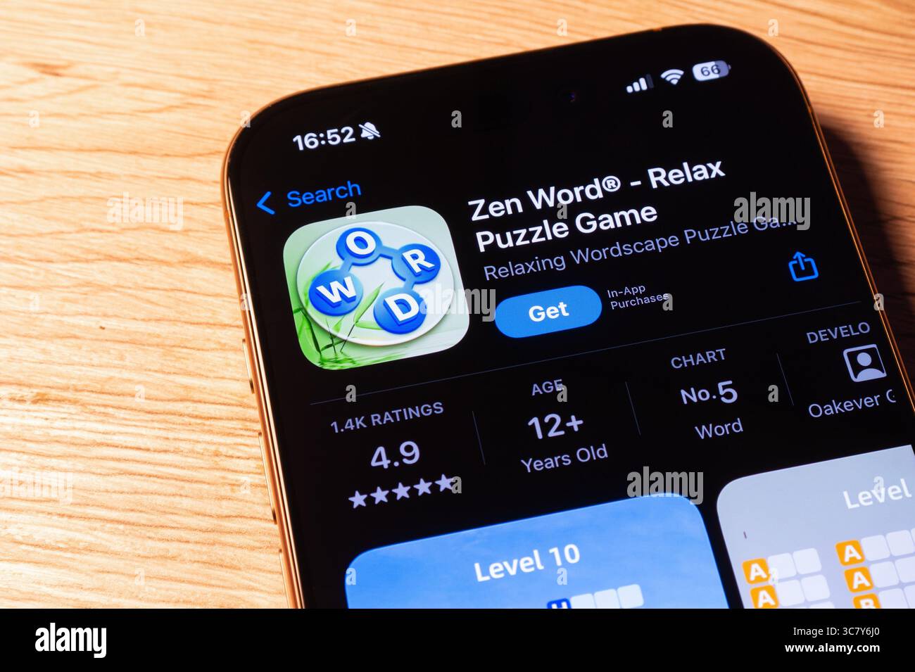 Ostrava, Cechia - 26 febbraio 2025: App store con Zen Word relax Puzzle Game applicazione mobile da installare su dispositivo iOS Foto Stock