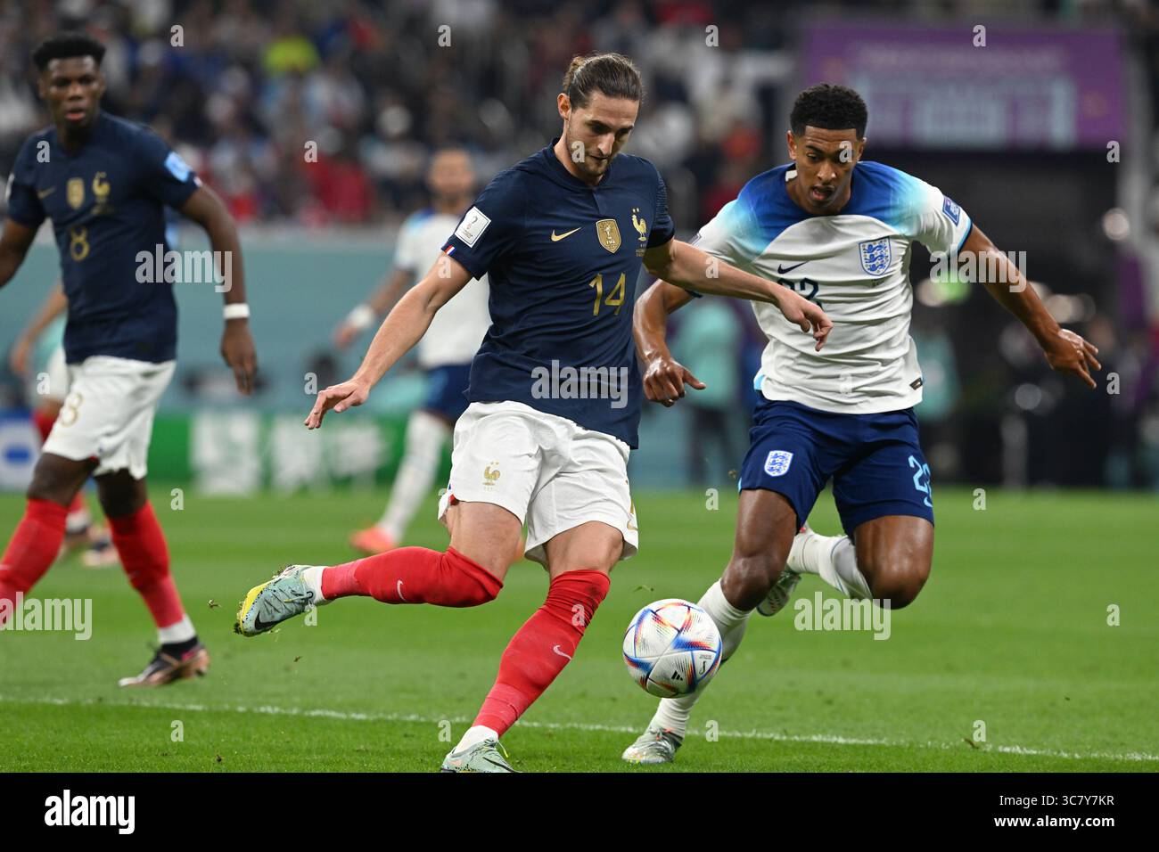 Adrien Rabiot spinge la palla in avanti durante la vittoria della Francia del 2-1 contro l'Inghilterra nei quarti di finale della Coppa del mondo FIFA 2022. Foto Stock