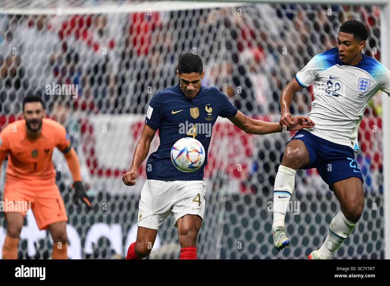 Raphaël Varane respinge un attacco inglese, liberando la palla su un terreno più sicuro durante la Coppa del mondo FIFA 2022. Foto Stock