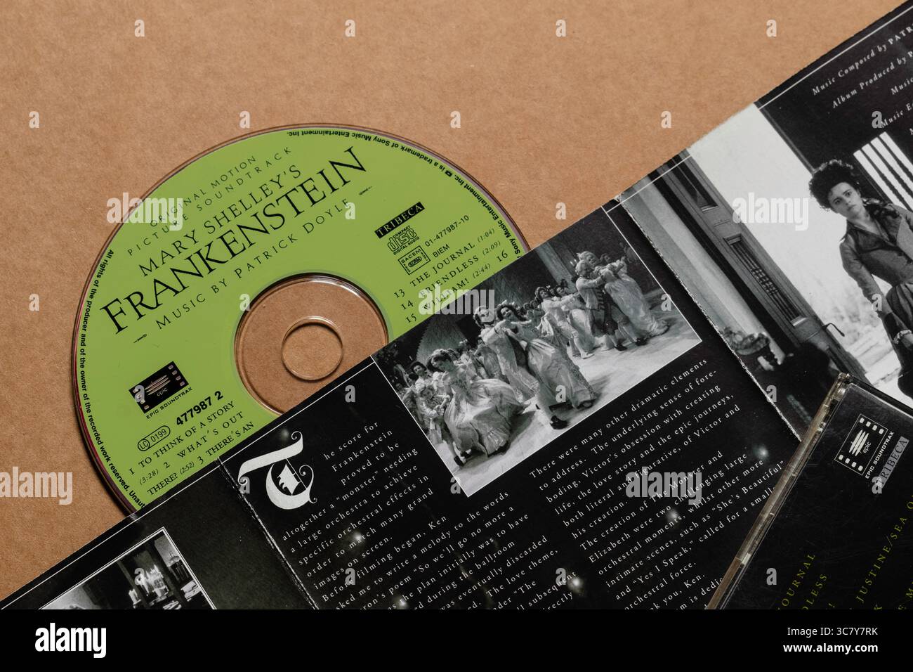 CD della colonna sonora di Frankenstein di Mary Shelley con libretto contenente scene del film, isolate su sfondo vuoto Foto Stock