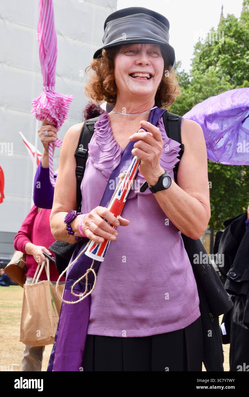 I manifestanti del WASPI manifestano contro la disuguaglianza pensionistica. Parliament Square, Londra. REGNO UNITO Foto Stock