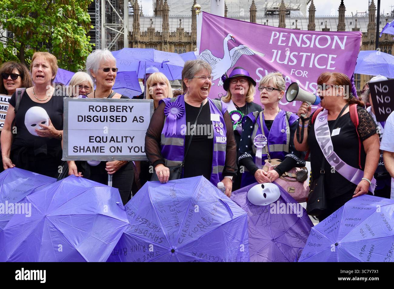 I manifestanti del WASPI manifestano contro la disuguaglianza pensionistica. Parliament Square, Londra. REGNO UNITO Foto Stock