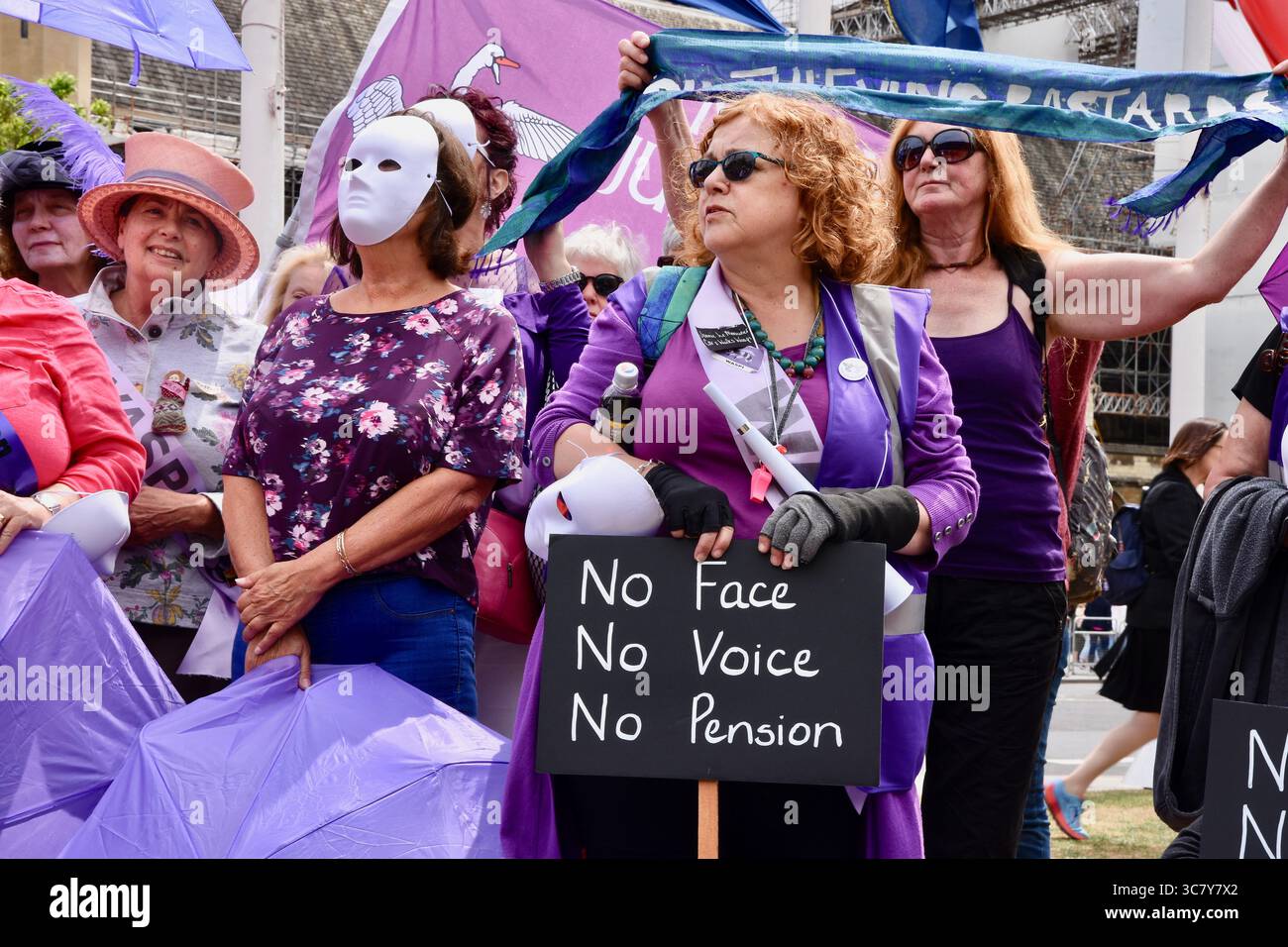 Manifestanti WASPI dimostrare contro la disuguaglianza di pensione. La piazza del Parlamento, Londra Foto Stock