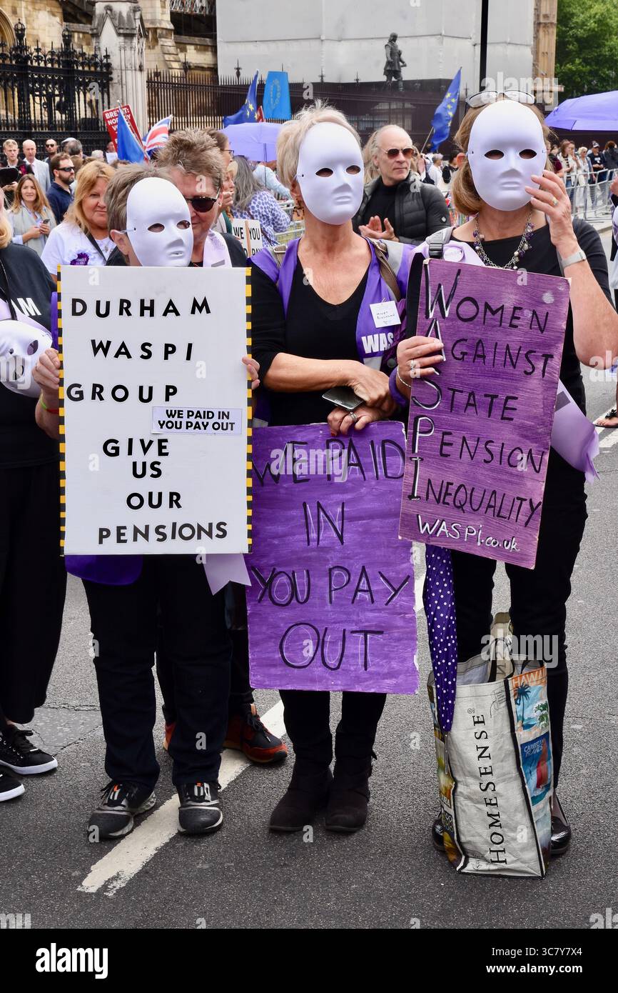 I manifestanti del WASPI manifestano contro la disuguaglianza pensionistica. Parliament Square, Londra. REGNO UNITO Foto Stock