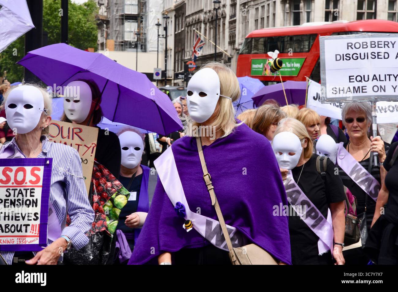 Manifestanti WASPI dimostrare contro la disuguaglianza di pensione. La piazza del Parlamento, Londra Foto Stock