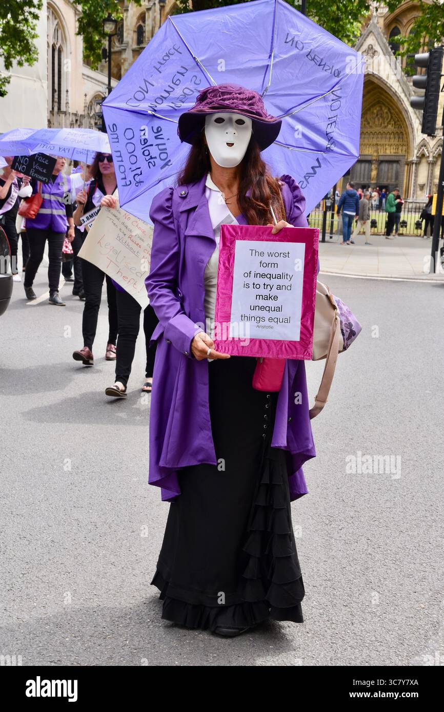 I manifestanti del WASPI manifestano contro la disuguaglianza pensionistica. Parliament Square, Londra. REGNO UNITO Foto Stock