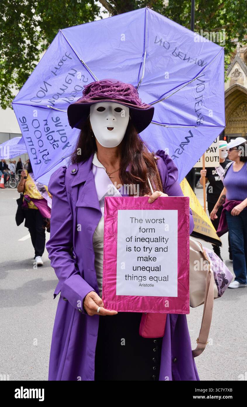Manifestanti WASPI dimostrare contro la disuguaglianza di pensione. La piazza del Parlamento, Londra Foto Stock