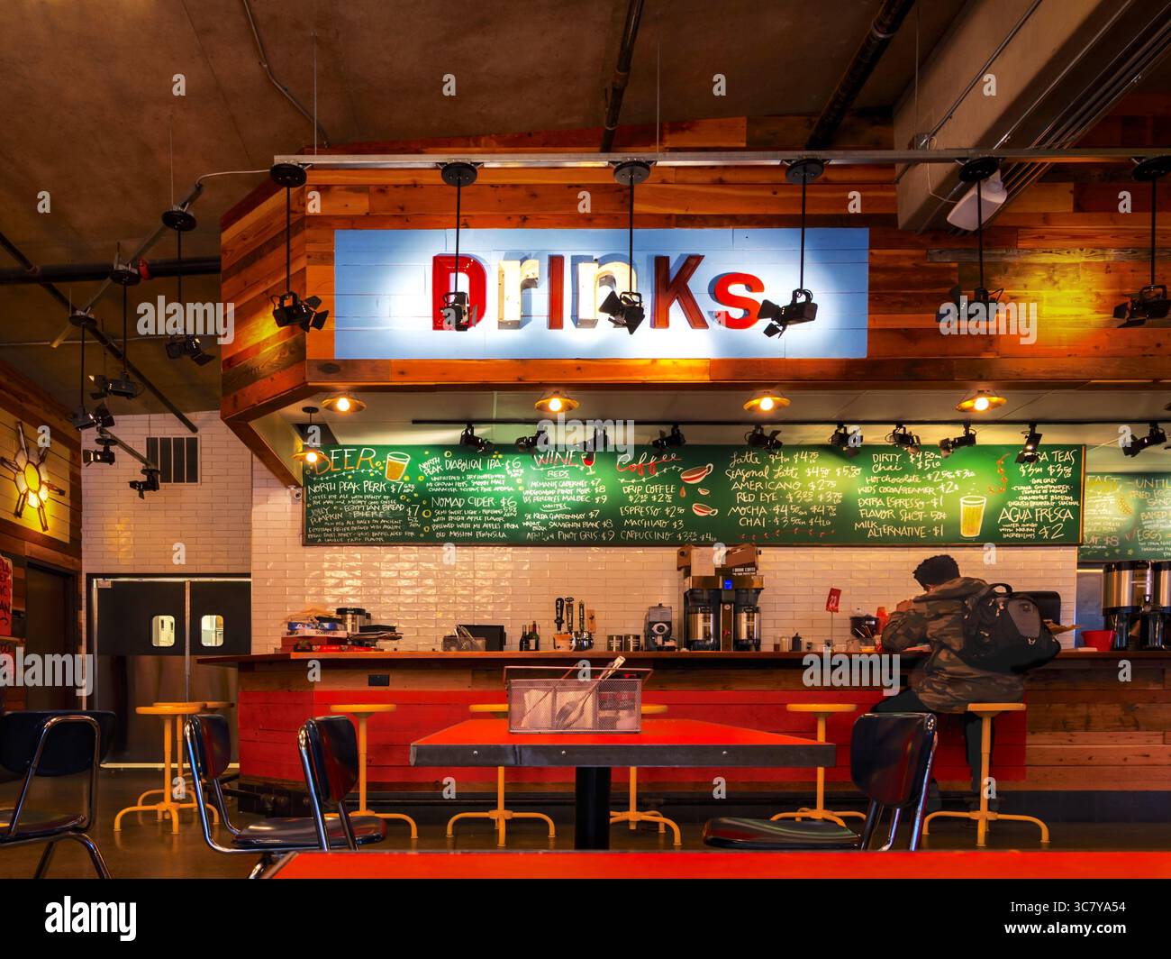 Uomo che beve da solo al bar del pub di Detroit, Michigan, USA. Foto Stock