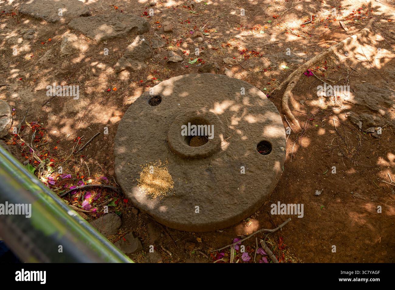 Colpo d'aria di una molatrice circolare per pietra con un'apertura centrale e due fori laterali. Antica mola di pietra a Shivner Foto Stock
