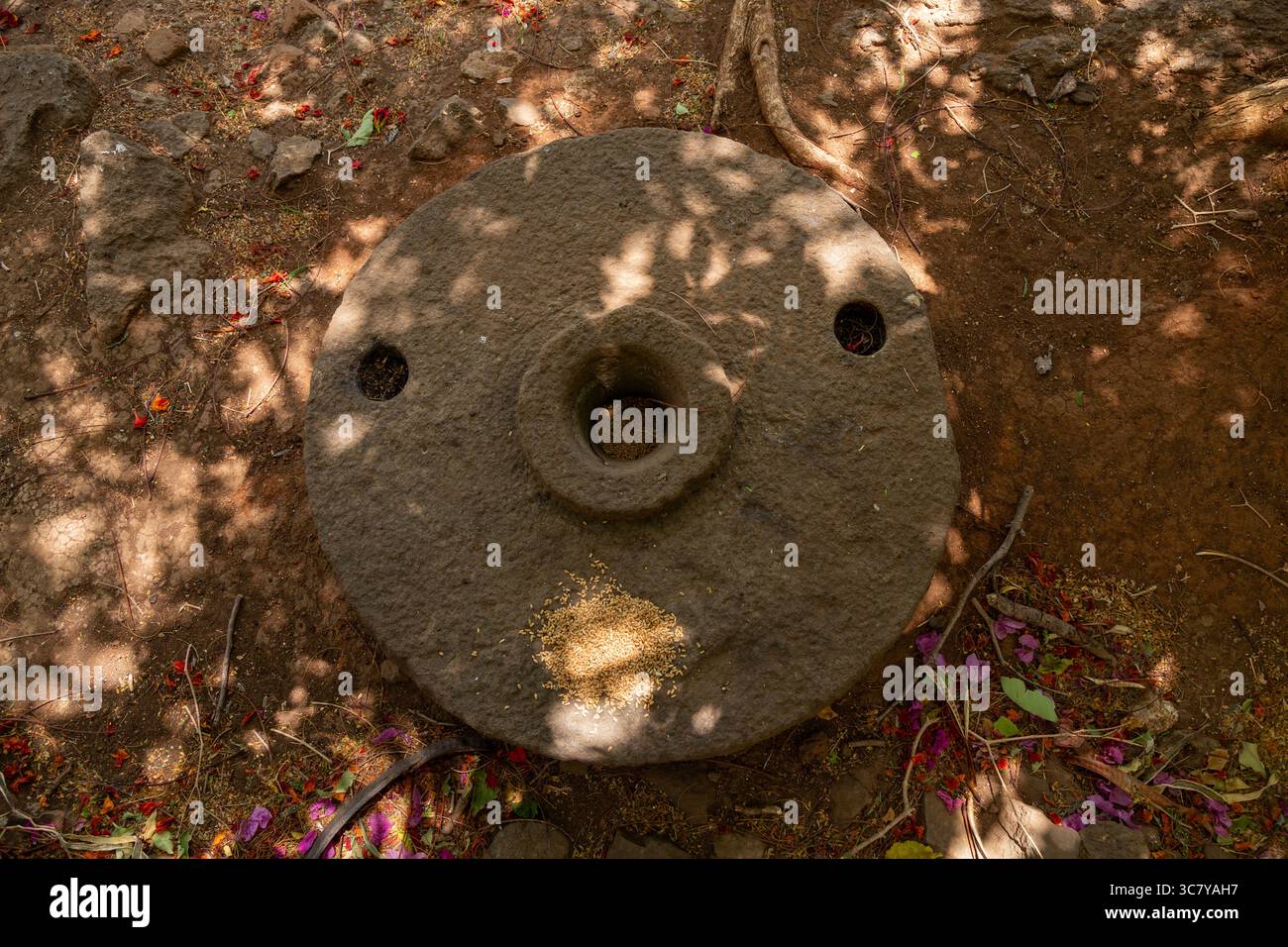 Colpo d'aria di una molatrice circolare per pietra con un'apertura centrale e due fori laterali. Antica mola di pietra a Shivner Foto Stock