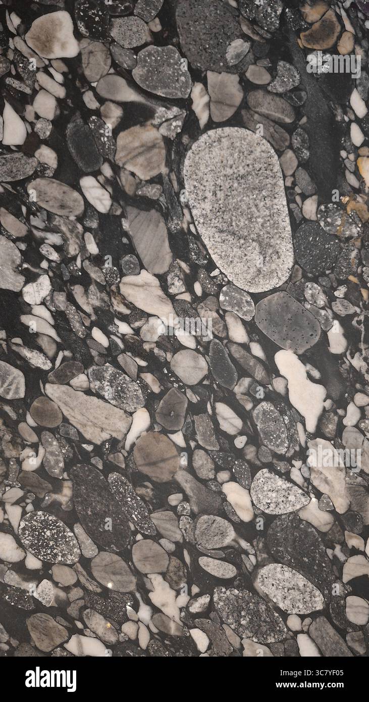 Vista ravvicinata della pietra naturale lucida con varie forme e texture Foto Stock