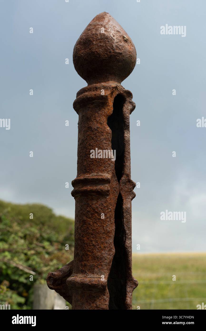 Palo in ferro resistente agli agenti atmosferici. L'erosione dell'aria di mare ha preso il suo tributo. Foto Stock