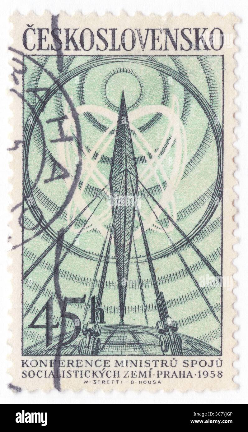 CECOSLOVACCHIA - 1958 giugno 20: 45 haléř francobollo nero e verde chiaro raffigurante radio trasmettitore. Conferenza dei ministri postali dei paesi comunisti, Praga, 30 giugno - 9 luglio Foto Stock