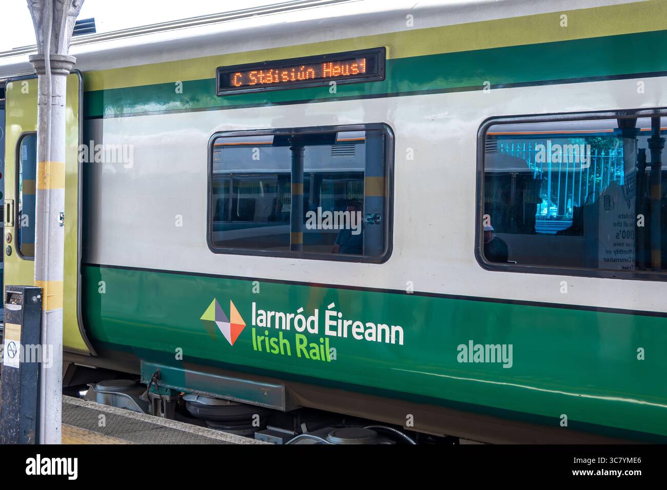 25 luglio 2025 Cork, Irlanda, un treno irlandese si trova alla stazione, mostrando chiaramente la destinazione designata Foto Stock