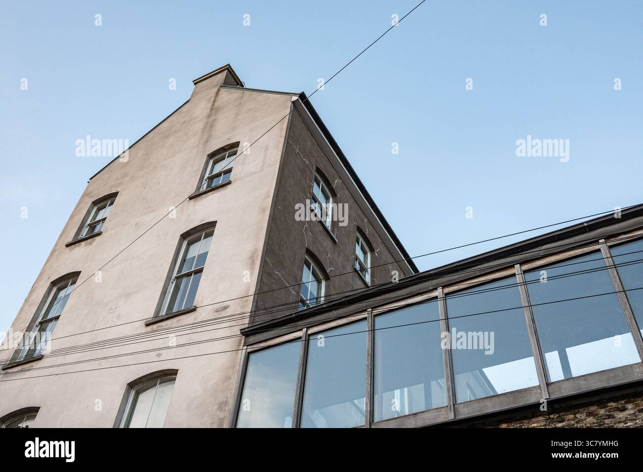 25 luglio 2025 Cork, Irlanda questo articolo esplora l'architettura urbana unica caratterizzata da un'elegante estensione in vetro Foto Stock