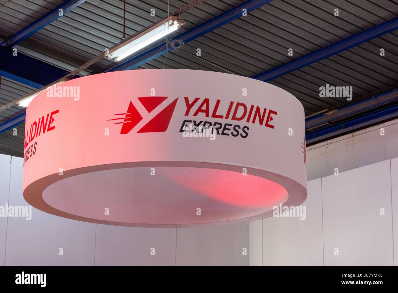 Insegna Yalidine Express alla fiera e-commerce di Algeri, Algeria. Foto Stock