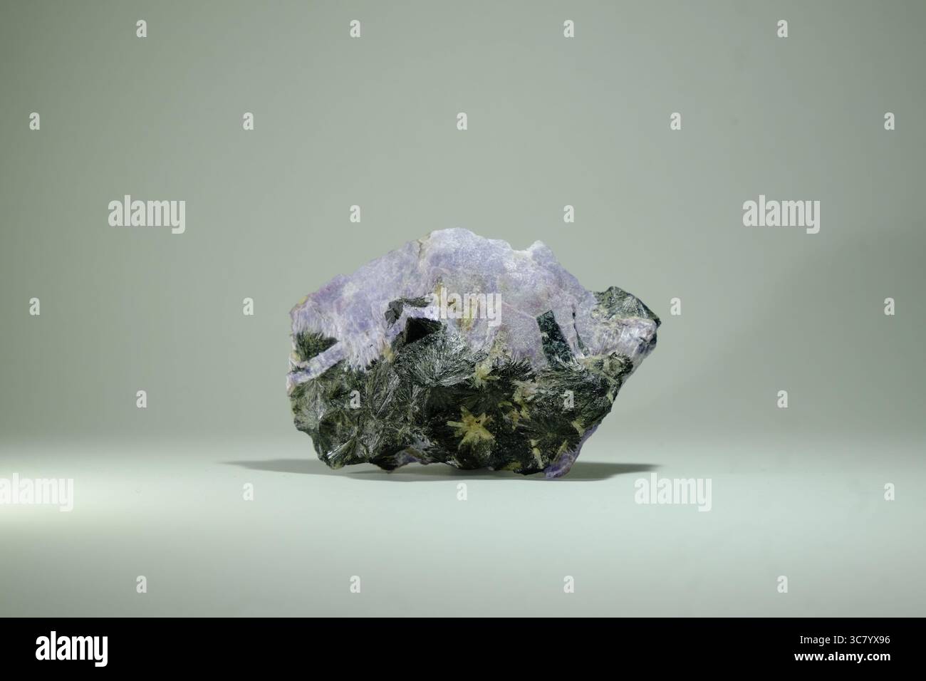Campione approssimativo di Charoite Foto Stock