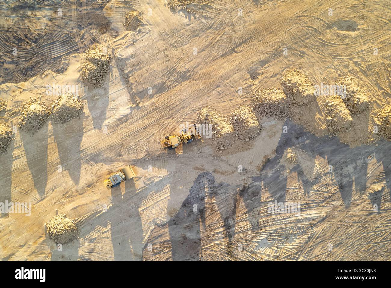 attrezzature di movimento terra in una zona di costruzione. macchinari industriali che lavorano in un cantiere. vista dall'alto verso il basso dell'antenna Foto Stock